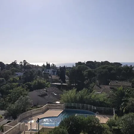 Апартаменты Bright With Terrace In Saint-raphael