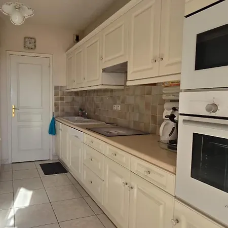 Апартаменты Bright With Terrace In Saint-raphael Сен-Рафаэль